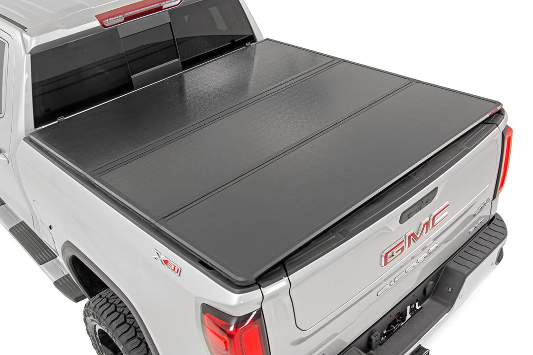 Rough Country Gm Hard Tri-Fold Bed Cover (15-18 Chevy/Gmc 2500/3500 5Ft 5In Bed) 45204651