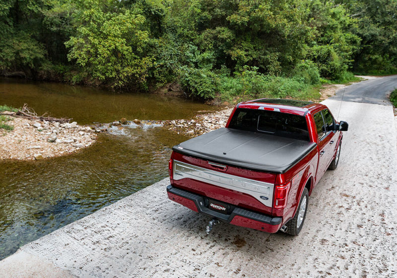 UnderCover 14-18 GMC Sierra 1500 (19 Limited) 5.8ft SE Bed Cover Black Textured UC1136