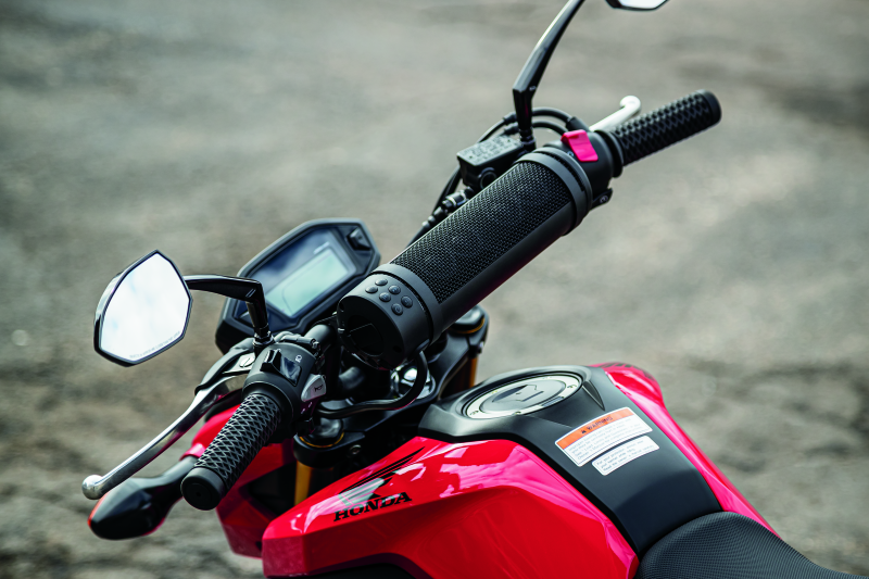 Kuryakyn Mtx Road Thunder Weather Resistant Motorcycle Sound Bar Plus: 300 Watt Handlebar Mounted Audio Speakers With Bluetooth, Usb Power Charger, Satin Black 2720